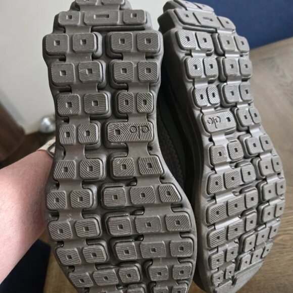 Alo Yoga Runner Sneaker Running Shoe in Espresso dark brown - Picture 5 of 5